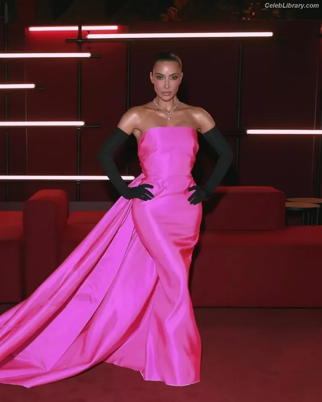 Kim Kardashian photo 20 of 4170