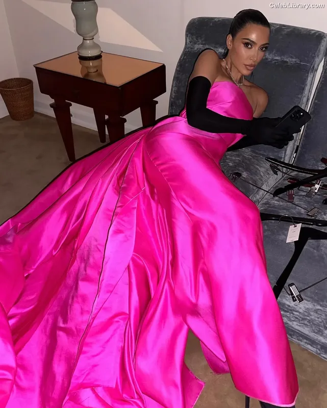 Kim Kardashian photo 22 of 4170