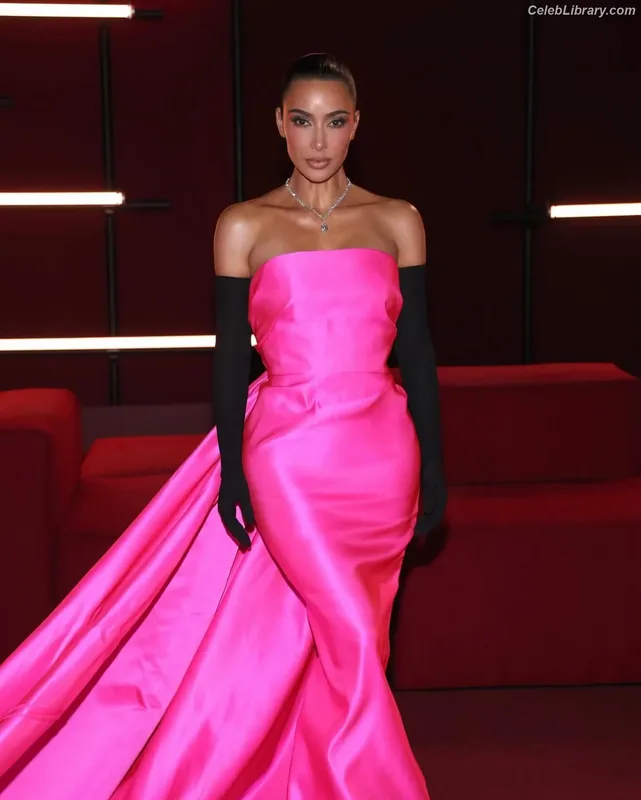 Kim Kardashian photo 23 of 4170