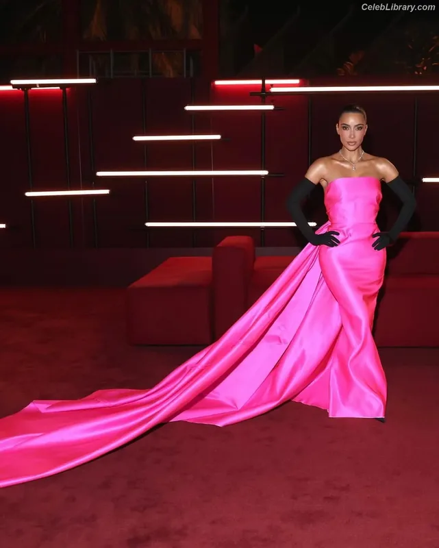 Kim Kardashian photo 24 of 4170