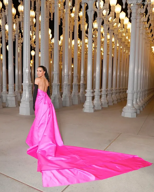Kim Kardashian photo 1 of 4170