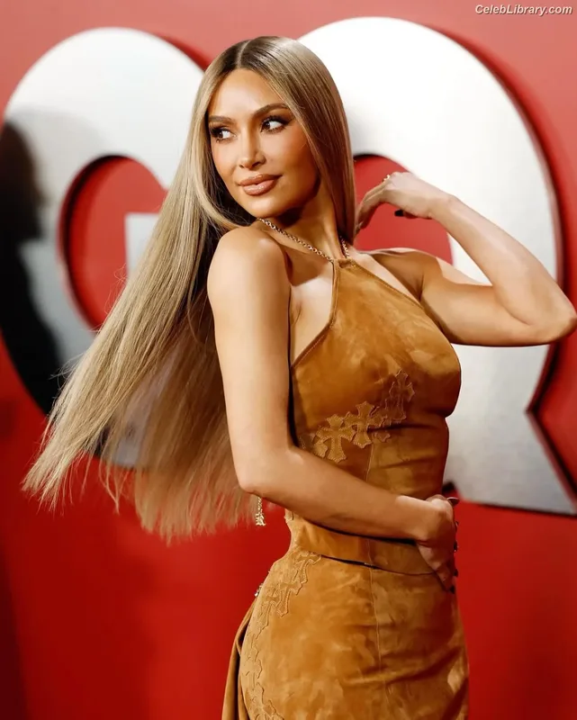 Kim Kardashian photo 14 of 4170