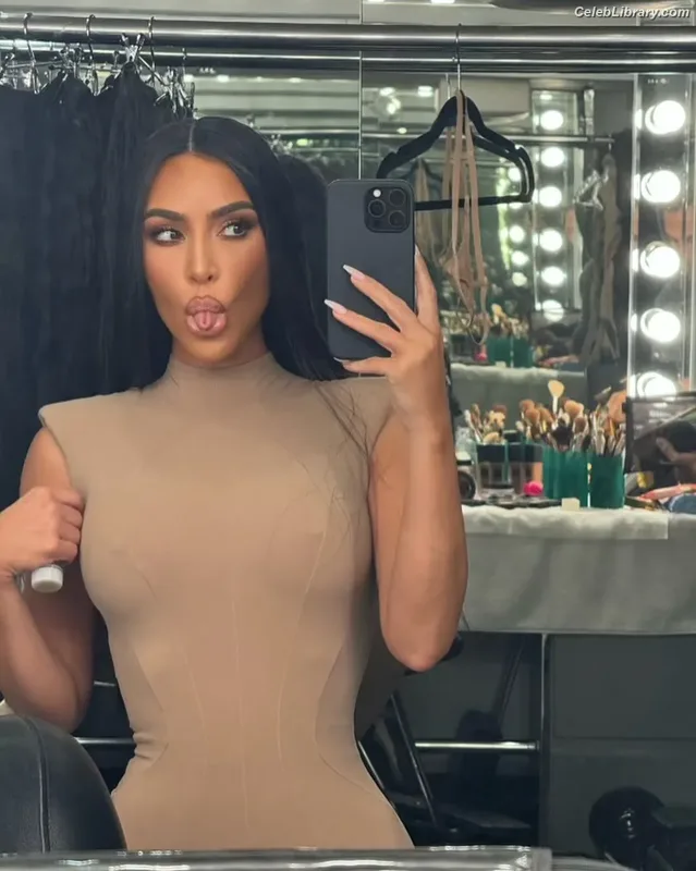 Kim Kardashian photo 18 of 4170