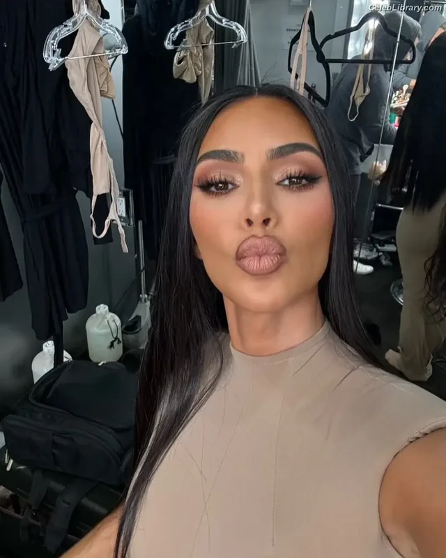 Kim Kardashian photo 19 of 4170