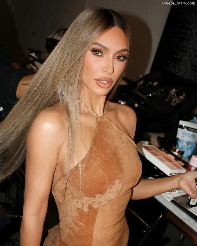 Kim Kardashian photo 24 of 4170