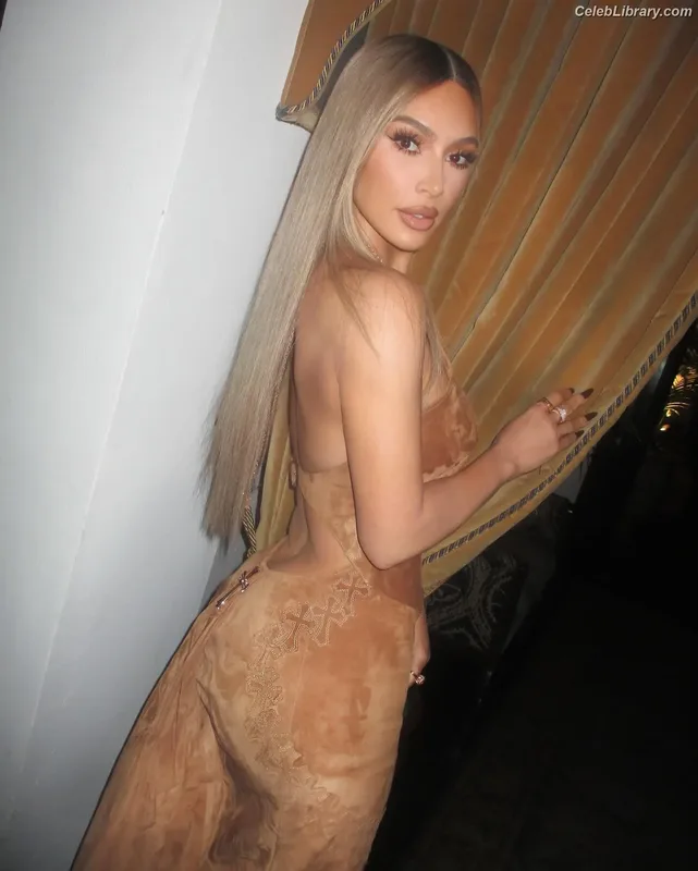 Kim Kardashian photo 3 of 4170
