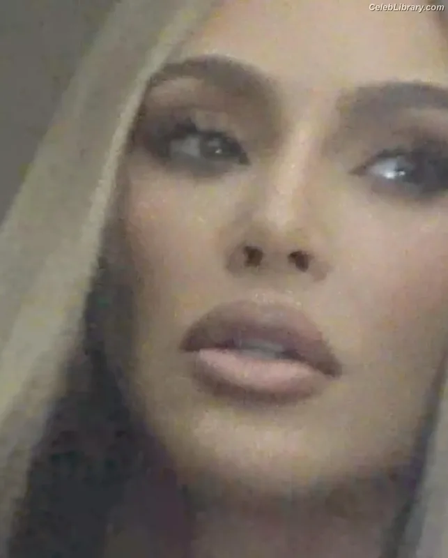 Kim Kardashian photo 5 of 4170