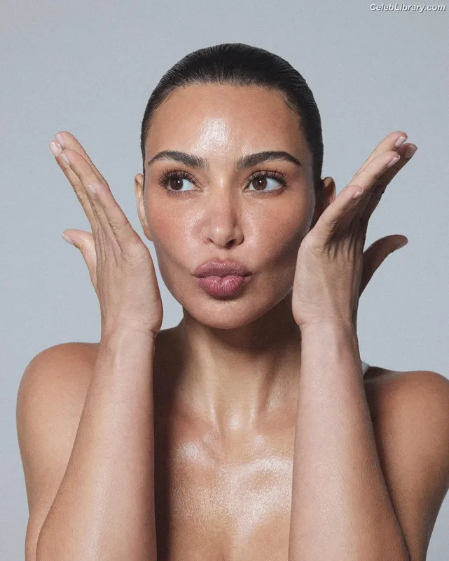 Kim Kardashian photo 10 of 4170