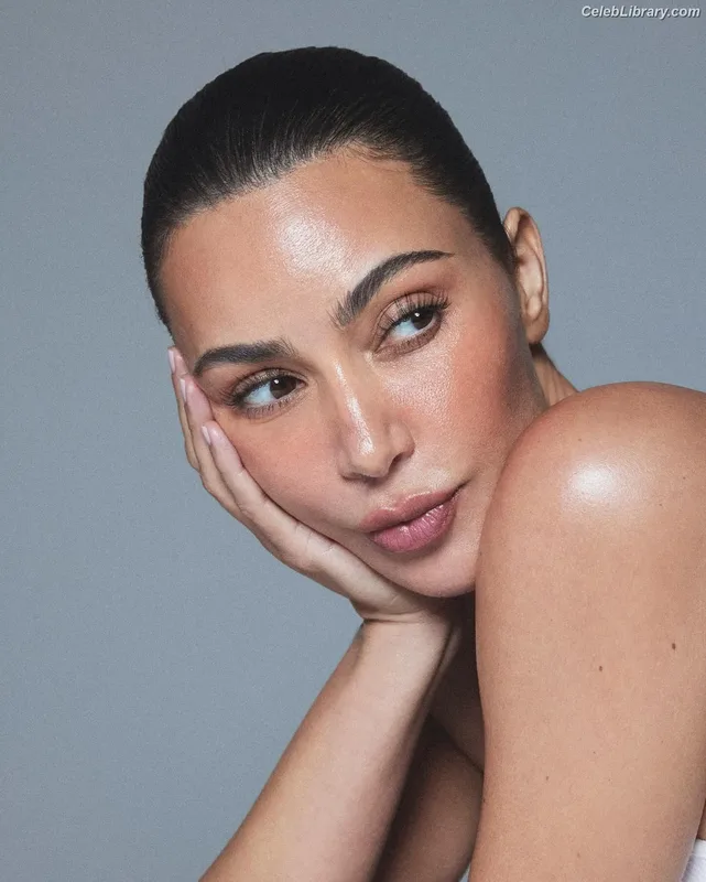 Kim Kardashian photo 11 of 4170