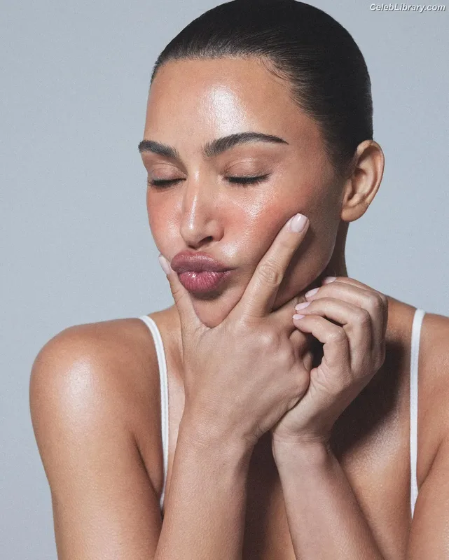 Kim Kardashian photo 12 of 4170