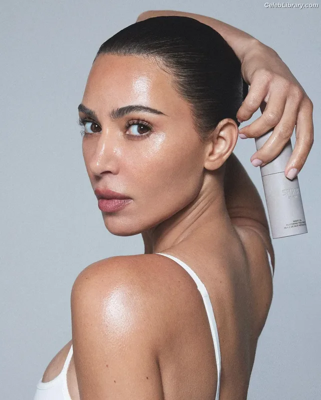 Kim Kardashian photo 14 of 4170