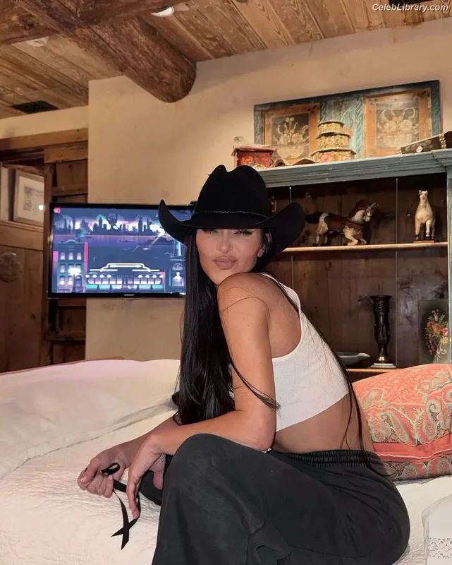 Kim Kardashian photo 2 of 4170
