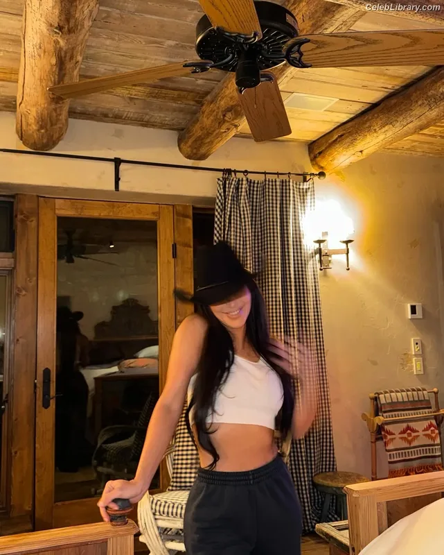Kim Kardashian photo 5 of 4170