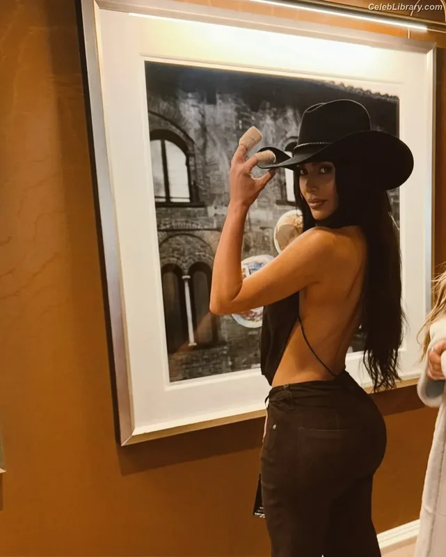 Kim Kardashian photo 8 of 4170