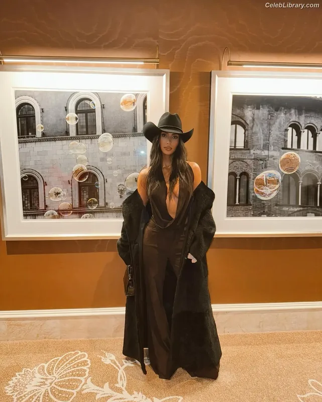 Kim Kardashian photo 12 of 4170