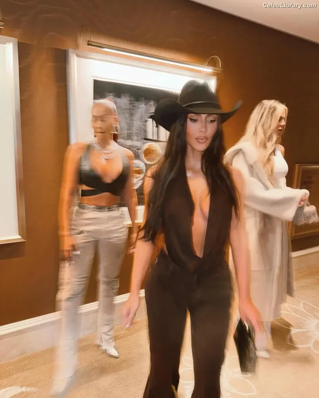 Kim Kardashian photo 13 of 4170