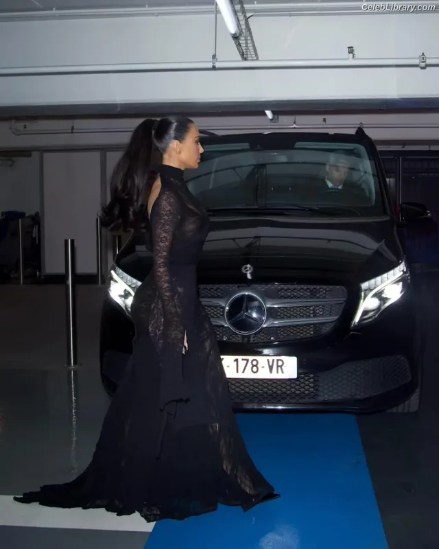 Kim Kardashian photo 19 of 4170