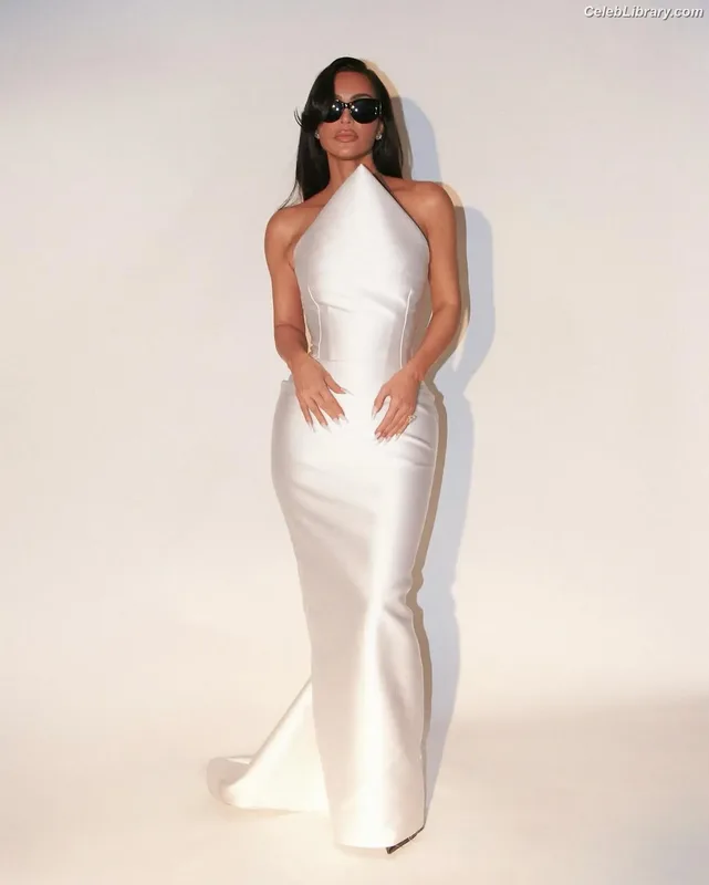 Kim Kardashian photo 22 of 4170
