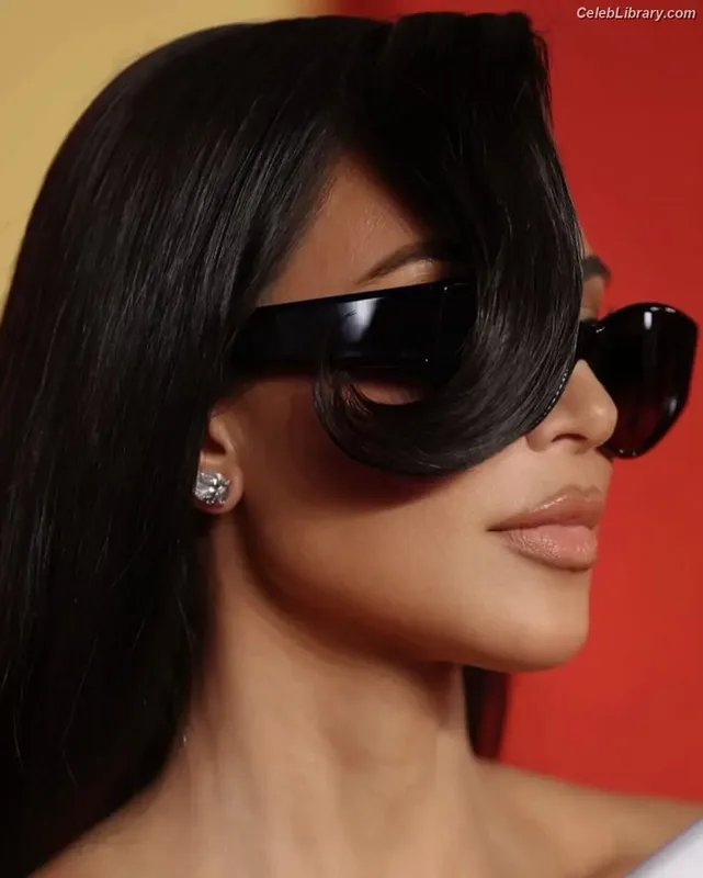 Kim Kardashian photo 5 of 4170