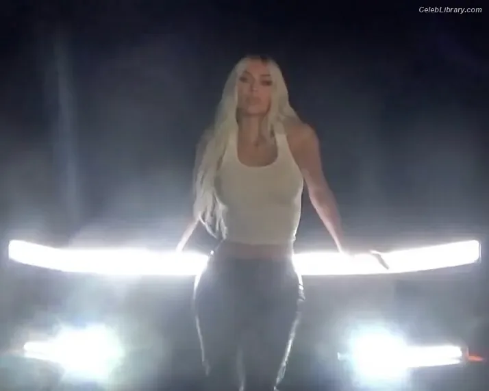 Kim Kardashian photo 7 of 4170
