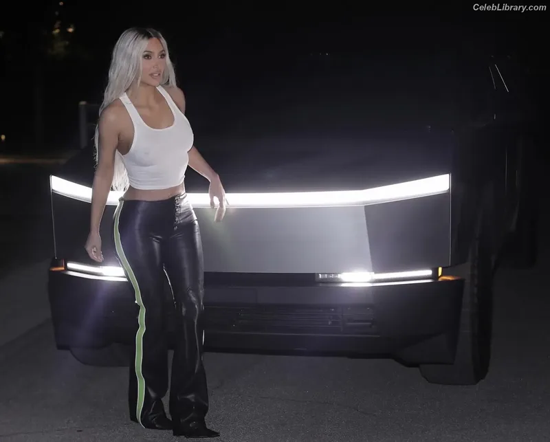 Kim Kardashian photo 8 of 4170