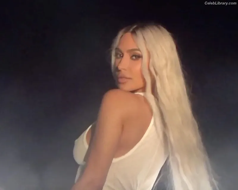 Kim Kardashian photo 9 of 4170
