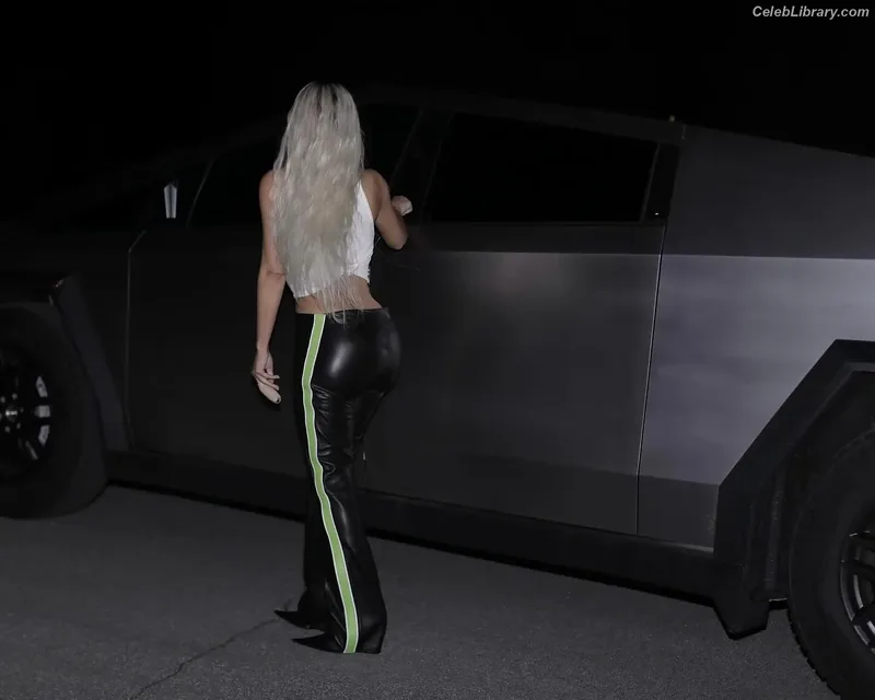 Kim Kardashian photo 10 of 4170