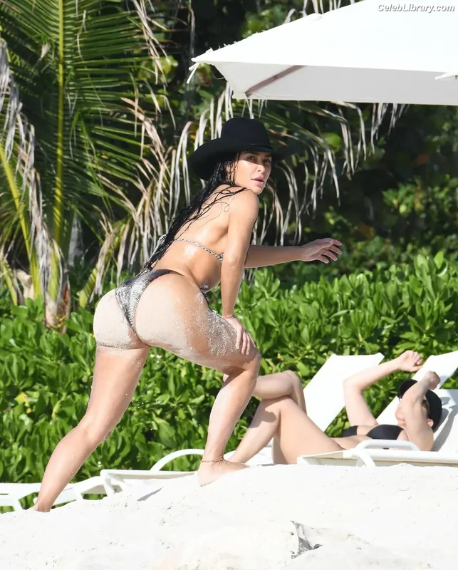 Kim Kardashian photo 17 of 4170