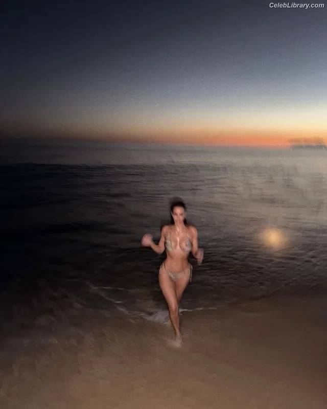 Kim Kardashian photo 12 of 4170