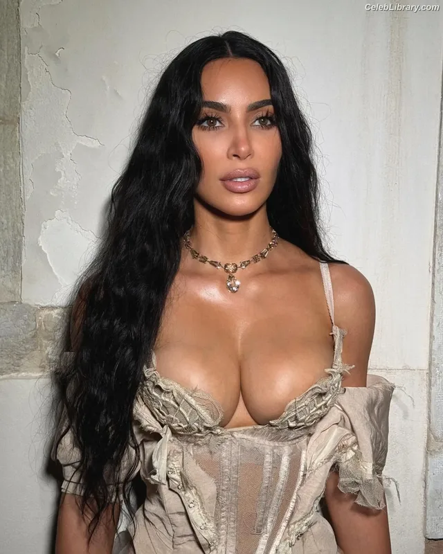 Kim Kardashian photo 16 of 4170