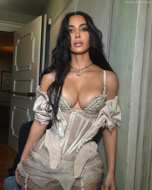 Kim Kardashian photo 17 of 4170