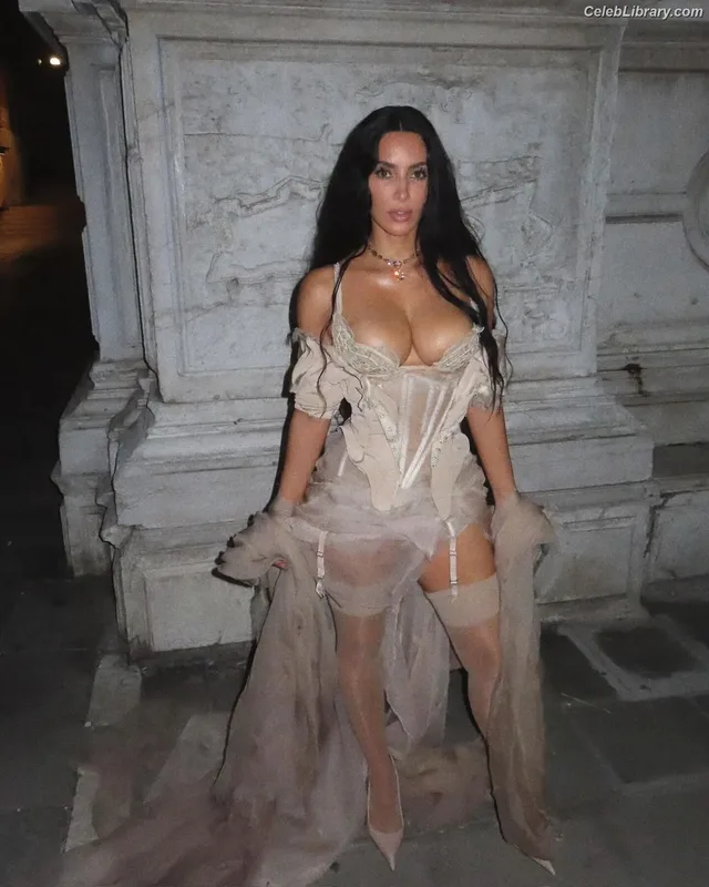 Kim Kardashian photo 19 of 4170