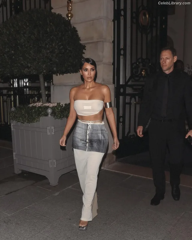 Kim Kardashian photo 22 of 4170