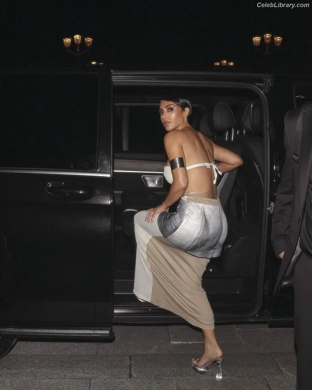 Kim Kardashian photo 1 of 4170