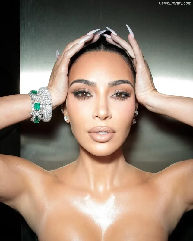 Kim Kardashian photo 8 of 4170
