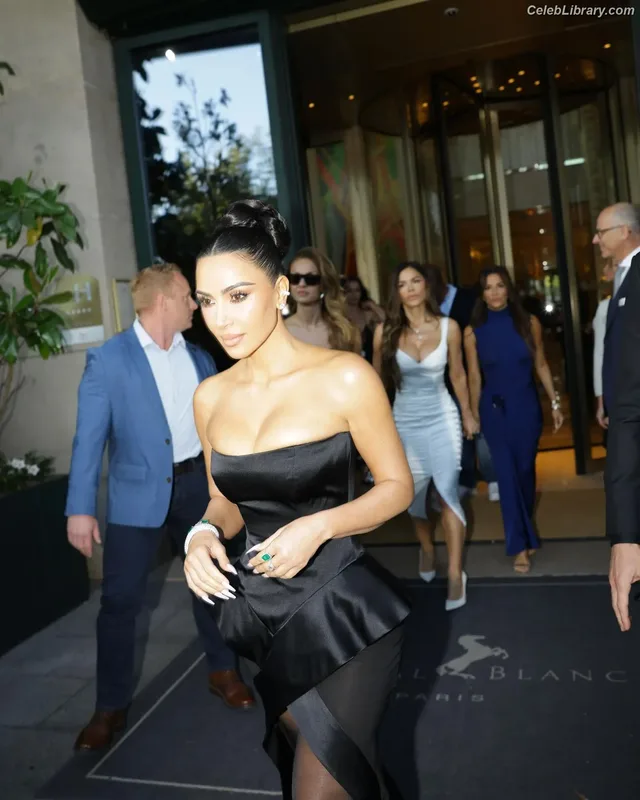 Kim Kardashian photo 9 of 4170
