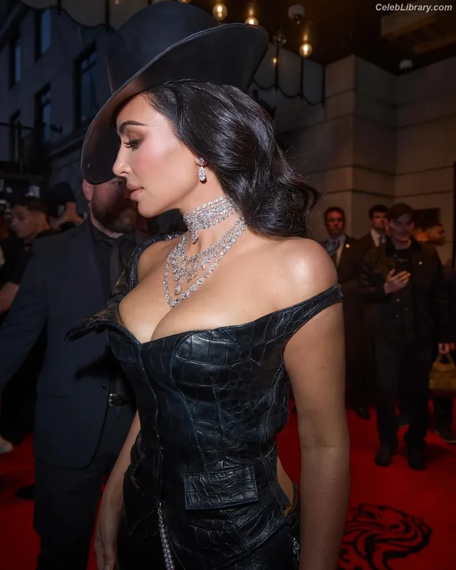 Kim Kardashian photo 10 of 4170