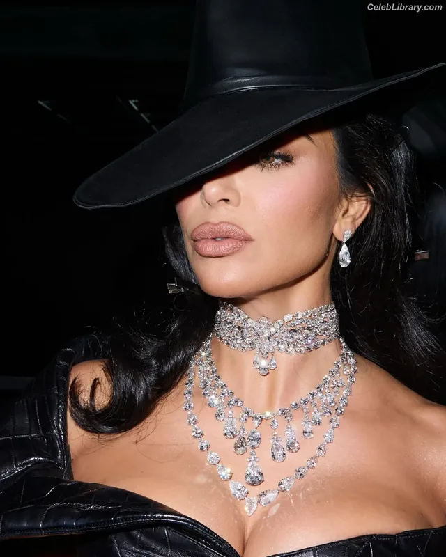 Kim Kardashian photo 16 of 4170