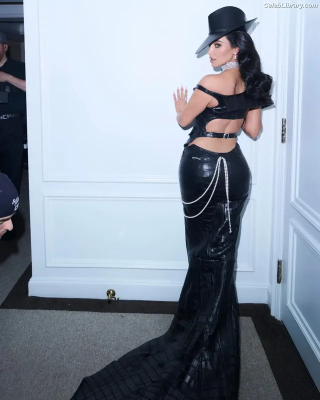 Kim Kardashian photo 17 of 4170
