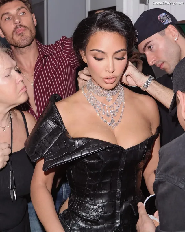 Kim Kardashian photo 18 of 4170