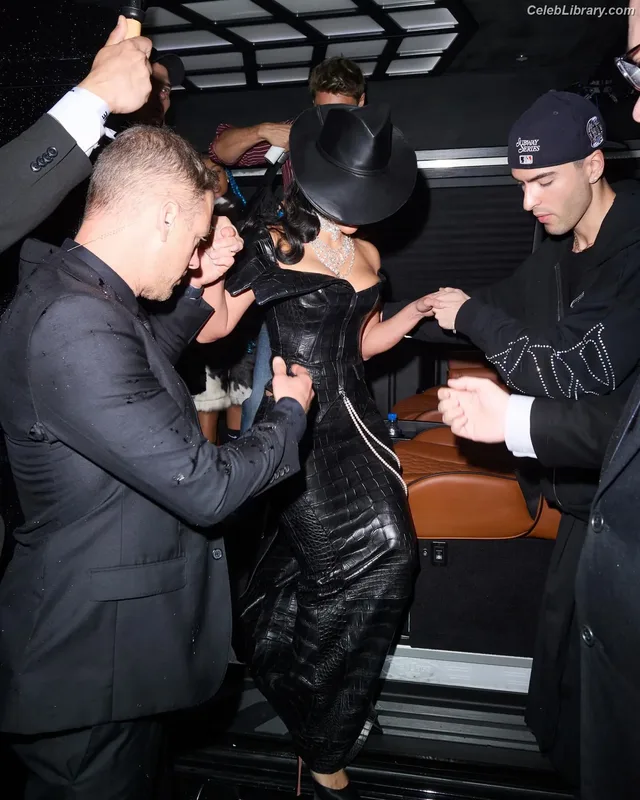 Kim Kardashian photo 19 of 4170