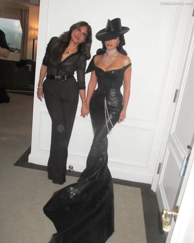 Kim Kardashian photo 22 of 4170