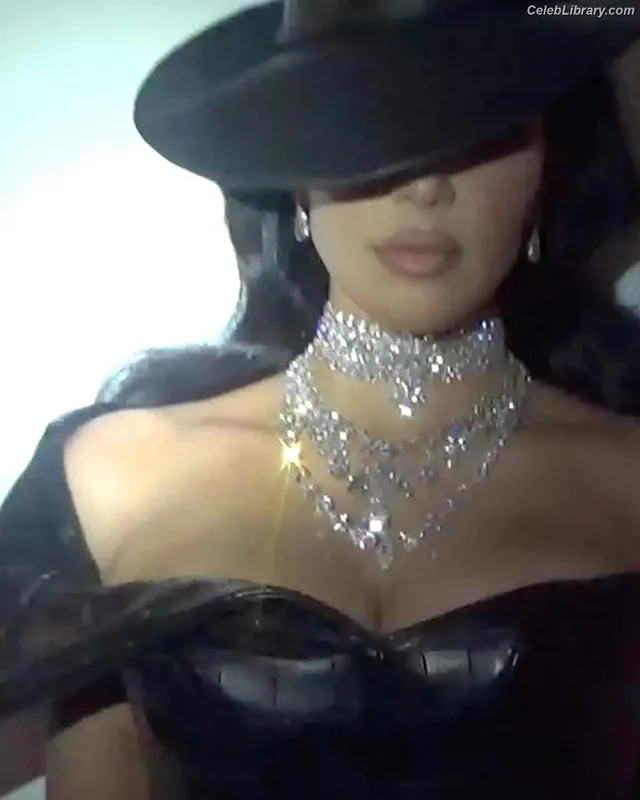 Kim Kardashian photo 23 of 4170