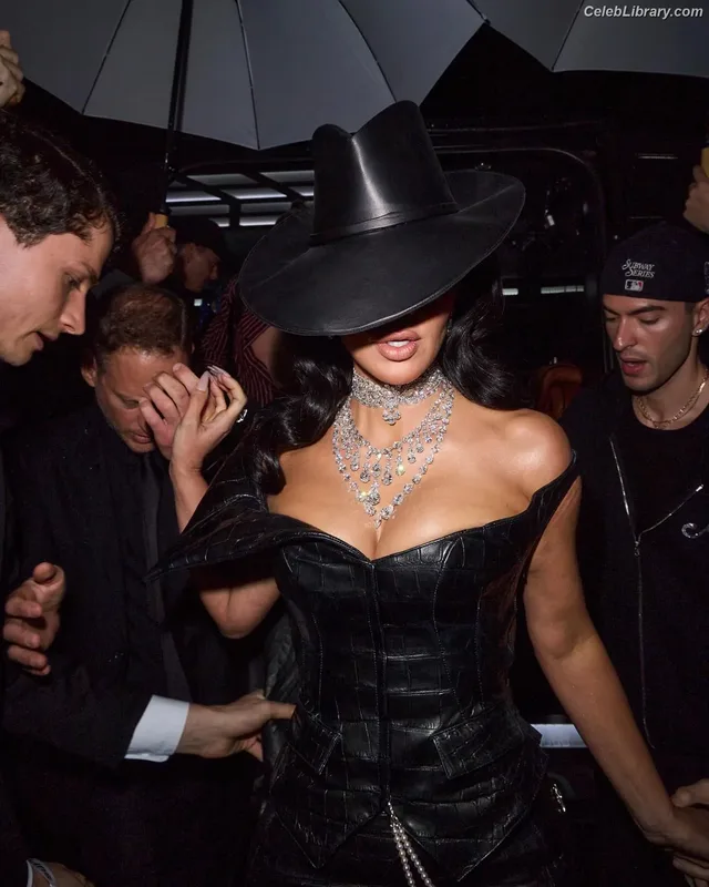 Kim Kardashian photo 2 of 4170