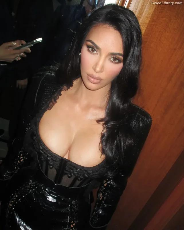 Kim Kardashian photo 12 of 4170