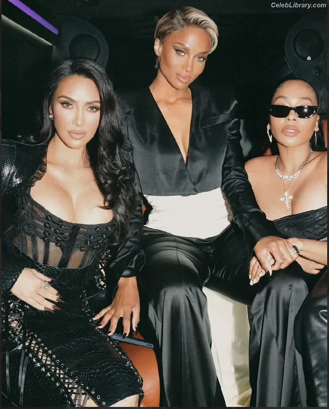 Kim Kardashian photo 14 of 4170