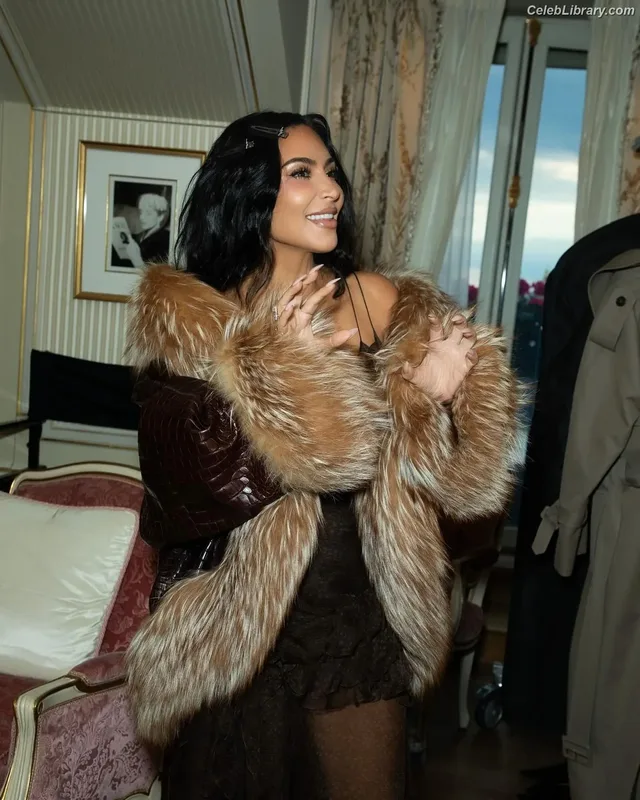 Kim Kardashian photo 16 of 4170