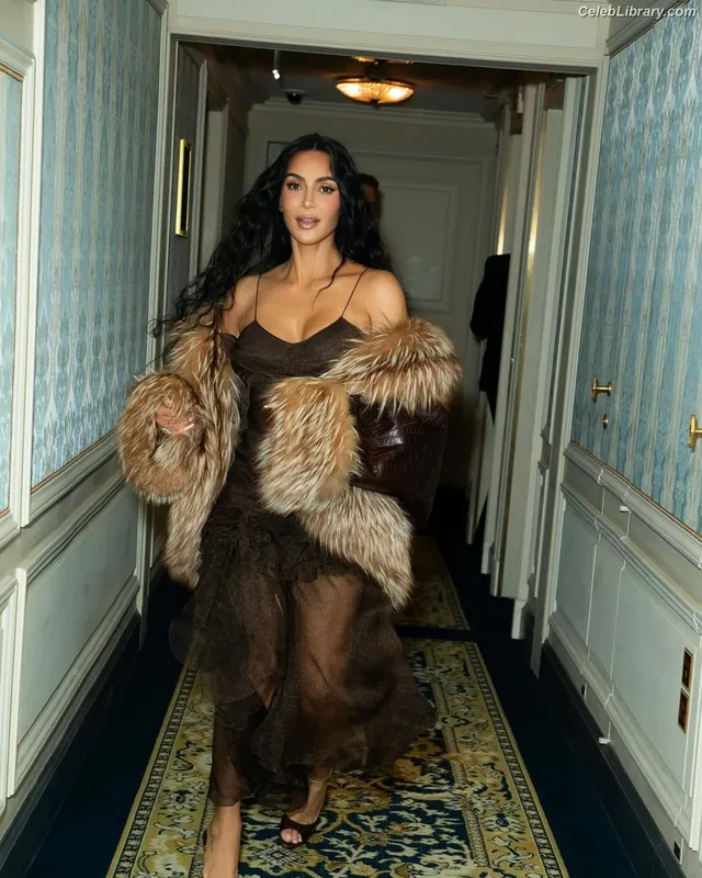 Kim Kardashian photo 17 of 4170