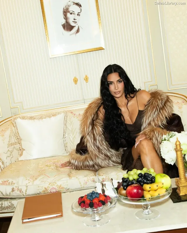 Kim Kardashian photo 18 of 4170