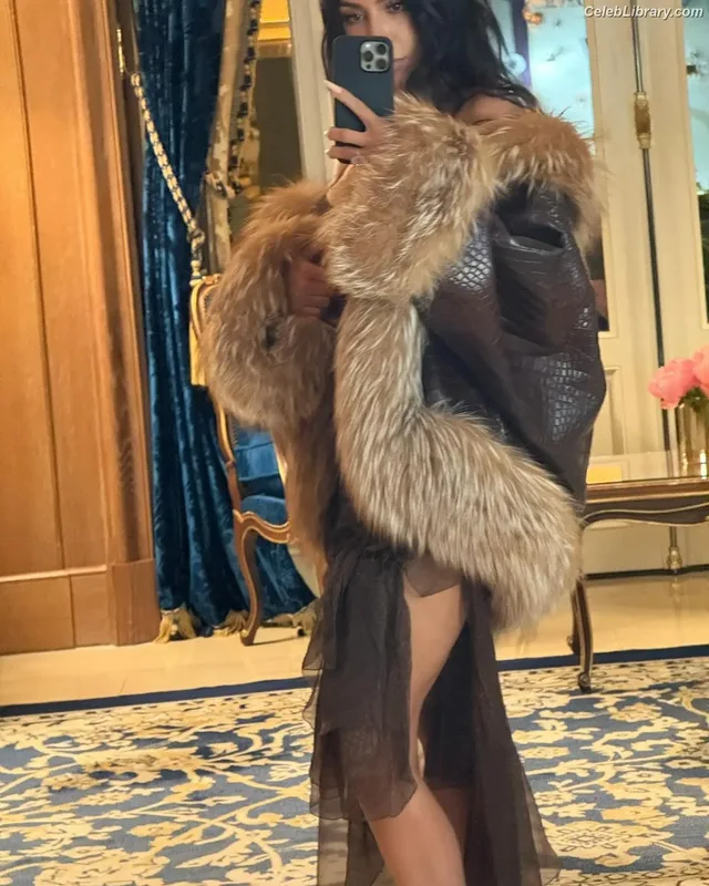Kim Kardashian photo 21 of 4170